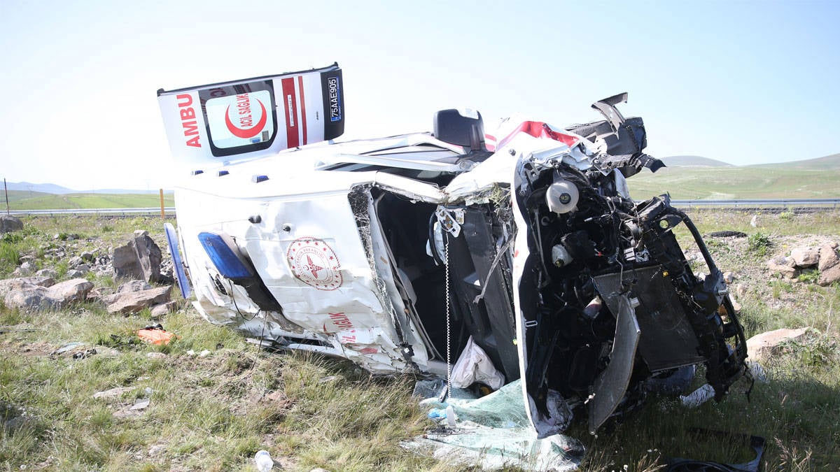 Kars'ta ambulans şarampole devrildi: 4 sağlıkçı çalışanı yaralandı