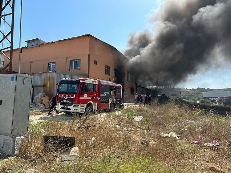 Tekirdağ'da geri dönüşüm tesisinde yangın