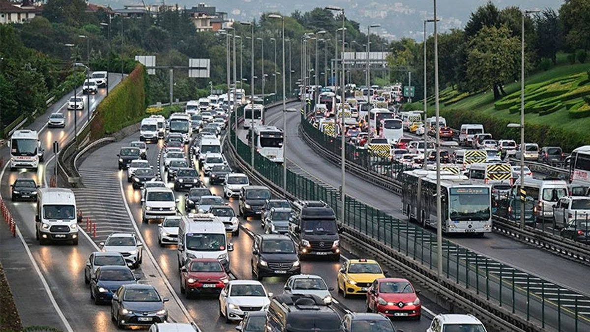 Trafik kilitlendi! İstanbul'da tatil dönüşü yoğunluğu