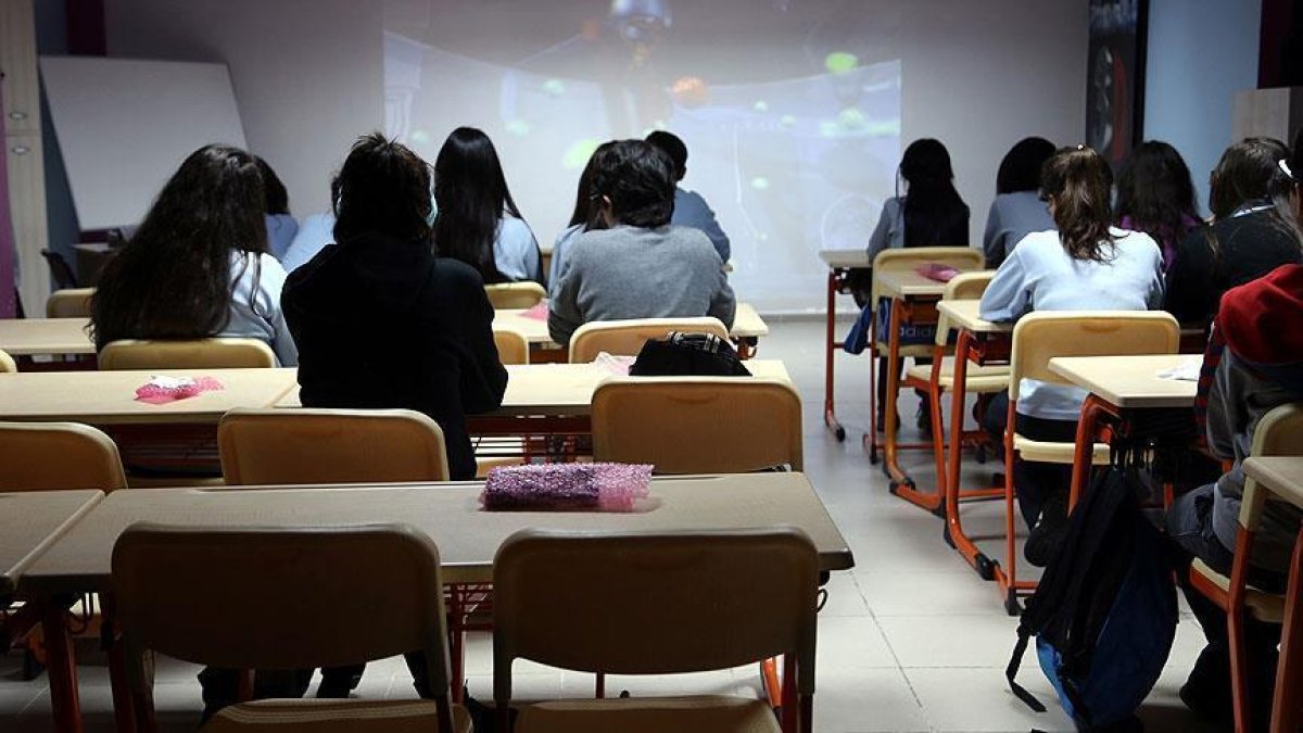 Veliler dikkat! Öğrencilerin elindeki gizli tehlike: Her yerde satılıyor