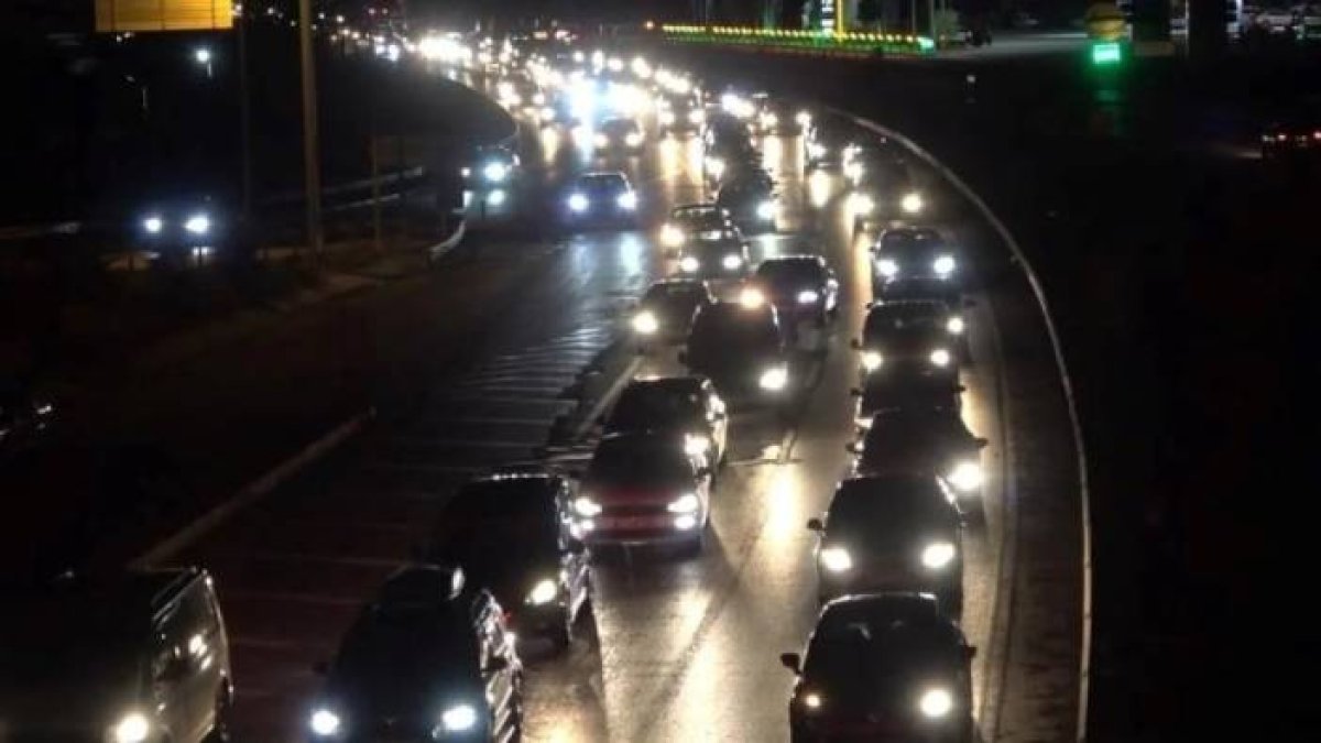 Bayram tatili bitti, trafik çilesi başladı:  43 ilde yoğunluk alarmı!