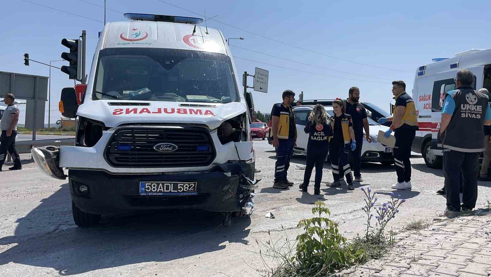 Ambulans ile otomobil çarpıştı: 5 kişi yaralandı