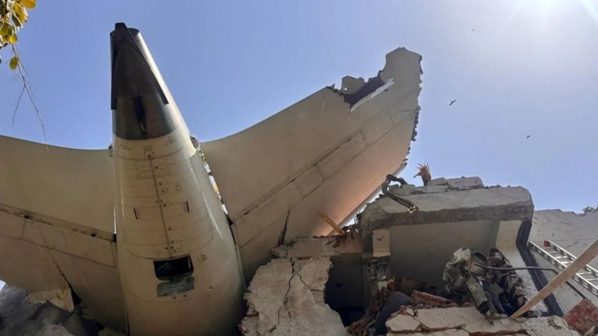 Hindistan’daki uçak kazasında kara kutu bulundu: 265 kişiye mezar olmuştu