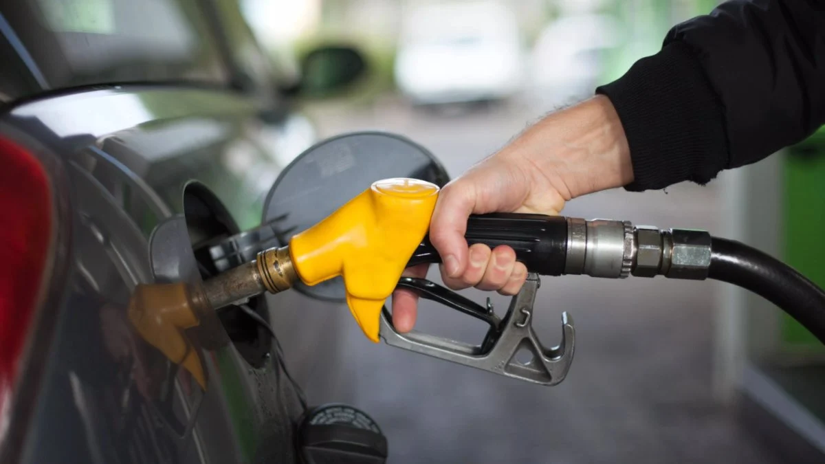 Petrol gerilimi pompaya yansıdı: Benzin ve motorine zam geldi