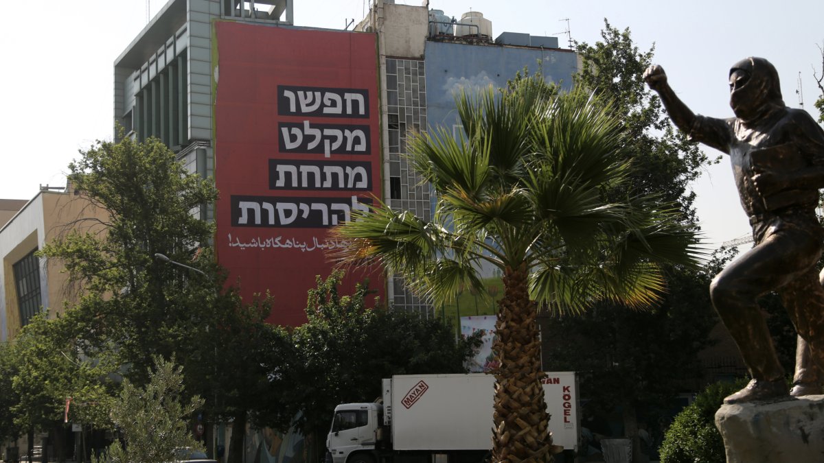 Tahran'da dev afişlerle intikam mesajı