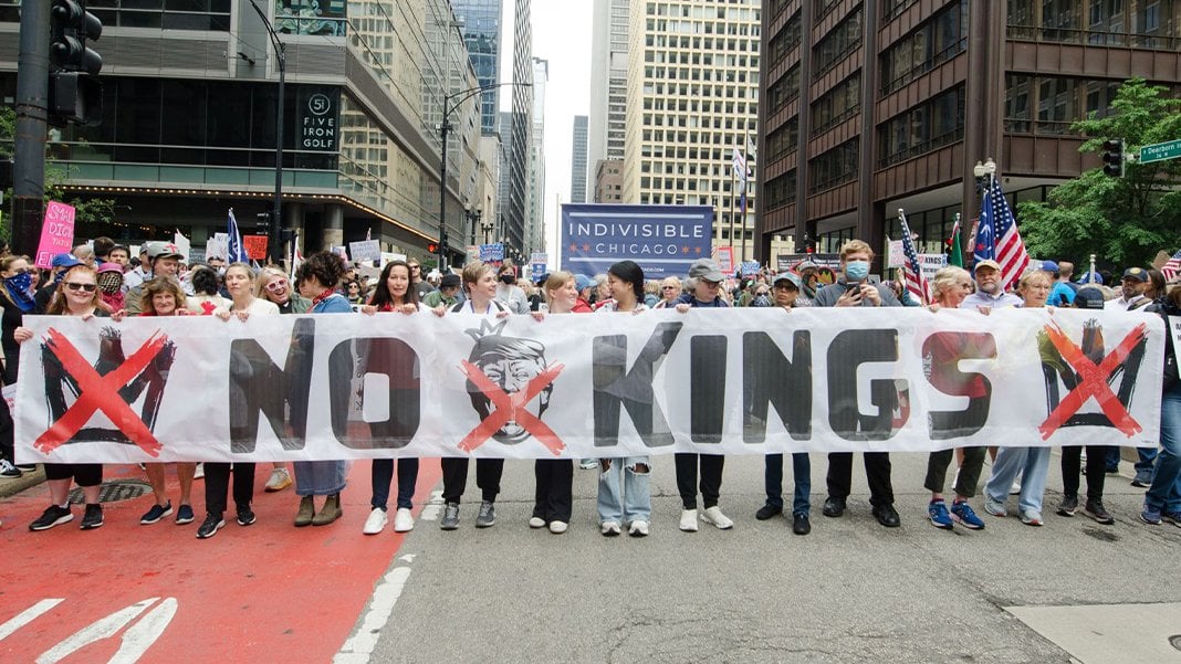 Trump’a doğum gününde dev protesto: 'Krallara hayır' sloganı damga vurdu
