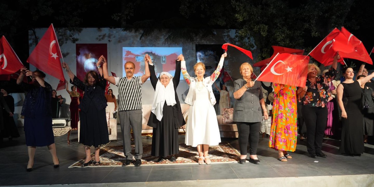 'Düşten Düşünceye Zamansız Kadınlar' gösterimi Burhaniye sahnesinde