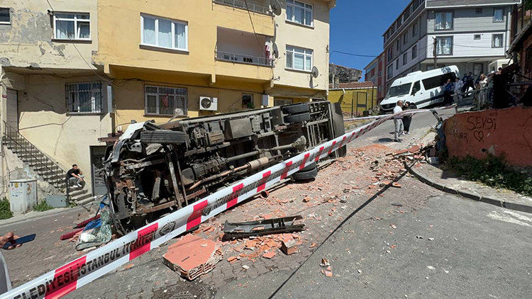 Şişli'de faciadan dönüldü: Kamyonet eve çarpıp devrildi