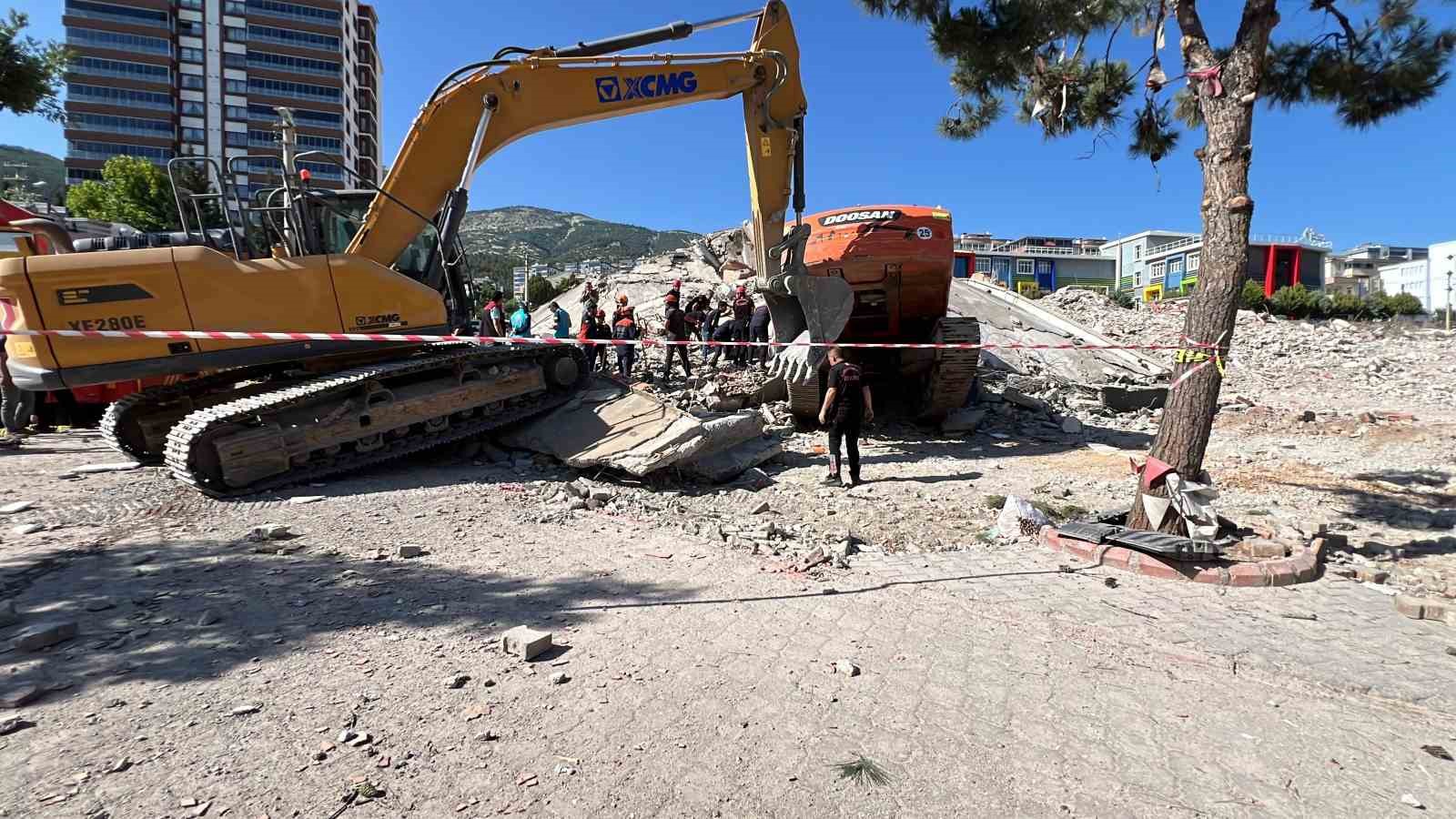 Yıkım faciası: İş makinesi enkaz altında kaldı