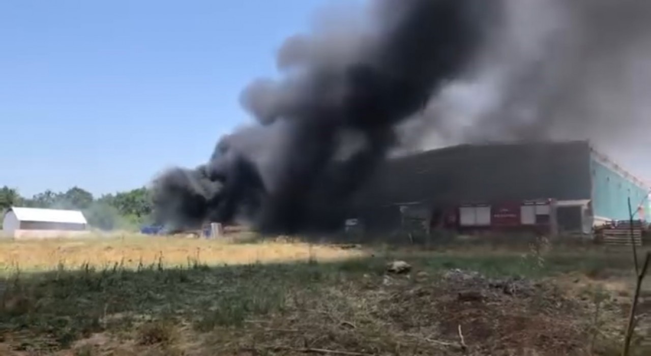 Plastik fabrikada yangın