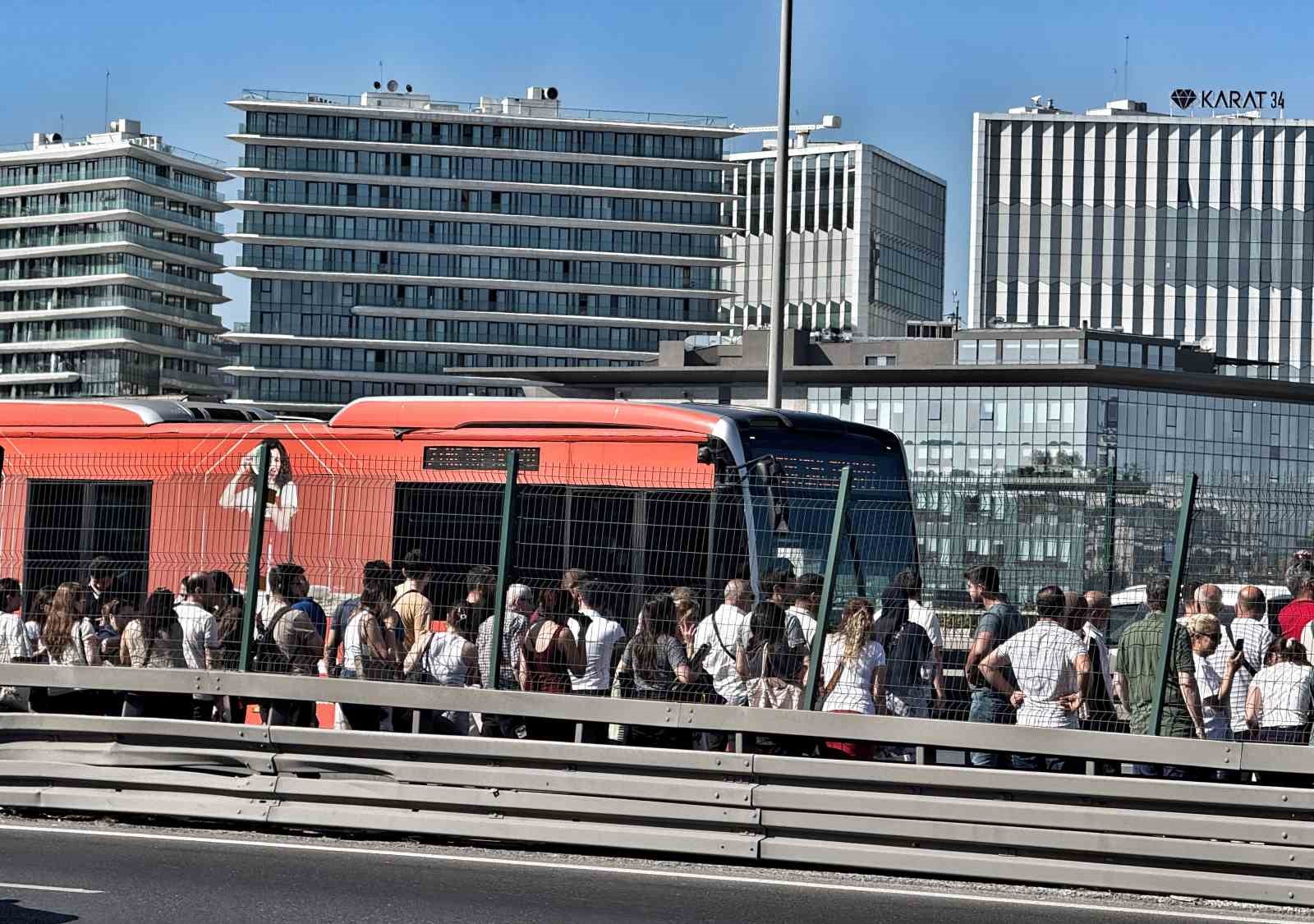Metrobüste yangın çıktı yolcular zor çıktı