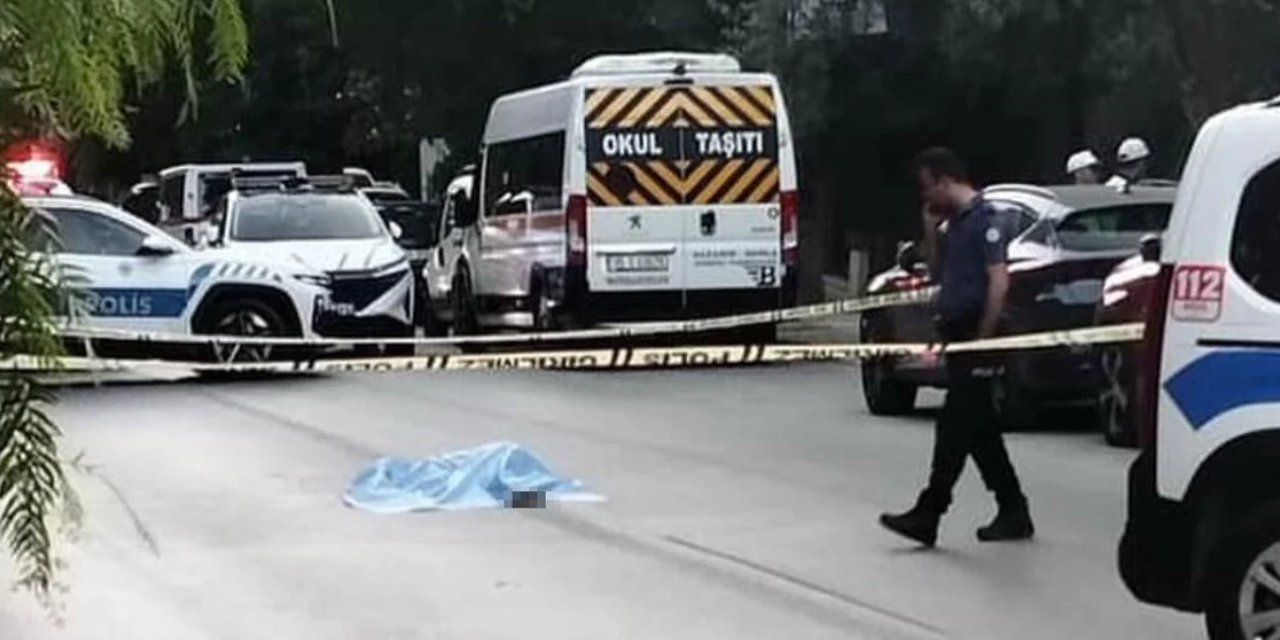 Yola yatan kadının üzerinden 2 araba geçti