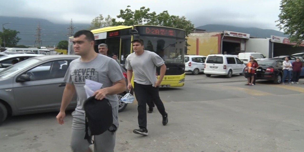 YKS'ye kahraman şoför damga vurdu: Okul kapısını açtırdı