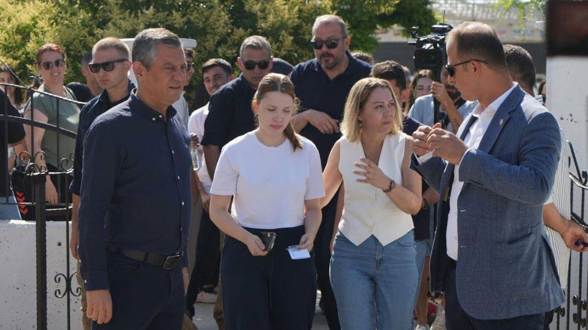 Nehir Zeyrek'e sınav desteği: Özgür Özel yine yalnız bırakmadı