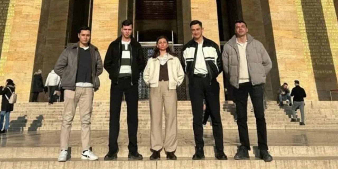 "Mustafa Kemal'in askerleriyiz" sloganı atan teğmenle fotoğraf çektiren arkadaşları anlattı: Tek tek sildirdiler