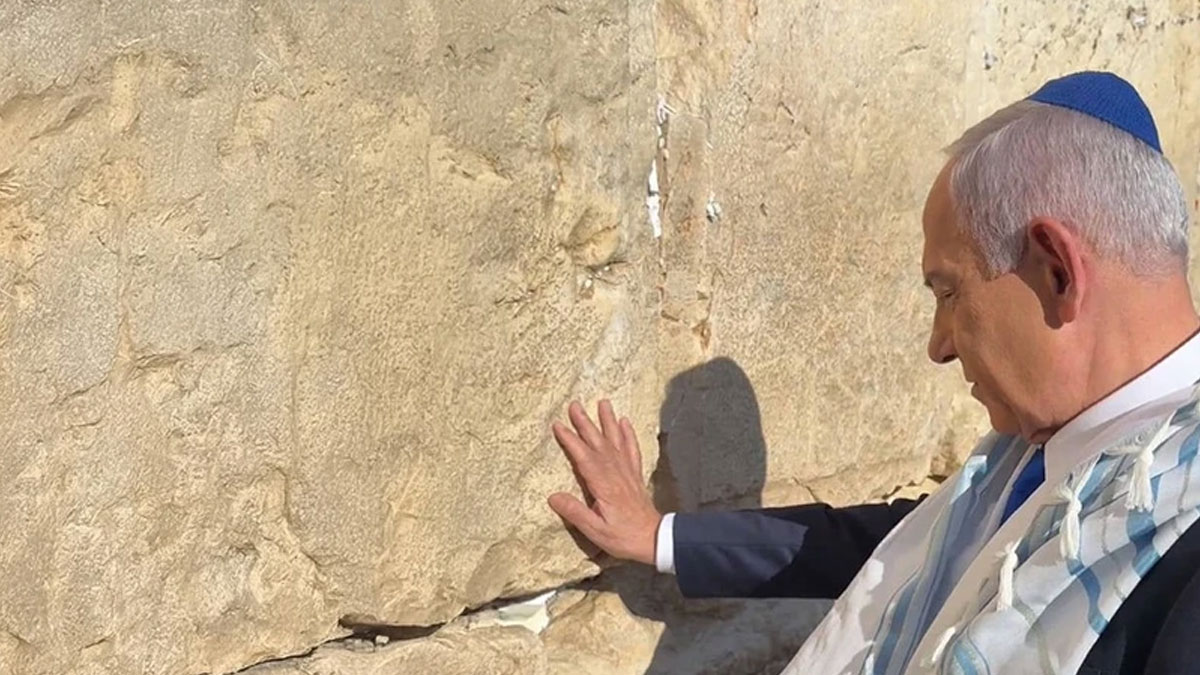 Netanyahu Ağlama Duvarı’nda Trump için ellerini açtı
