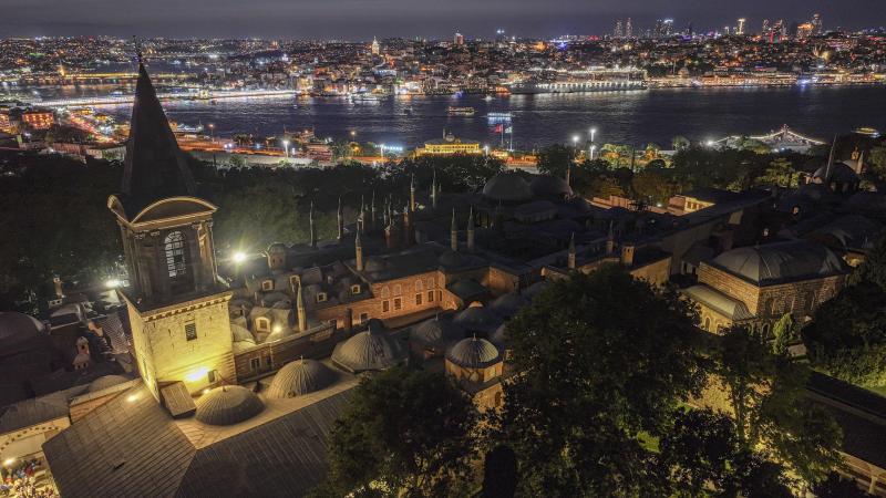 Yasaklar kalktı! Topkapı Sarayı gece ziyaretine açıldı