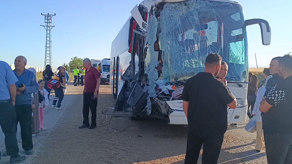 Afyonkarahisar'da feci kaza! Yolcu otobüsü tırla çarpıştı