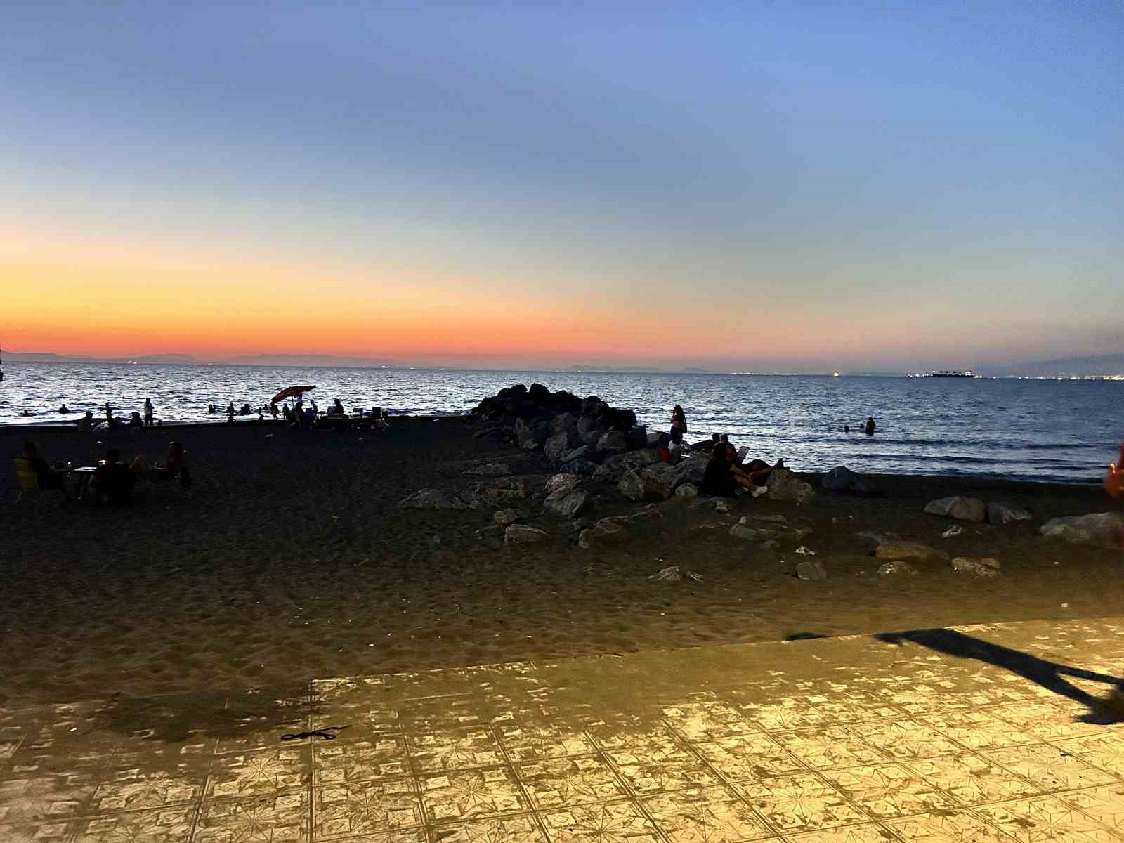 Serinlemek için denize atladı kayalıklara çakıldı