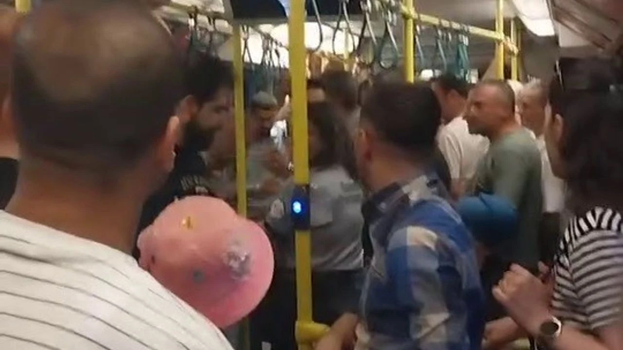 Metroda yolcular birbirine girdi