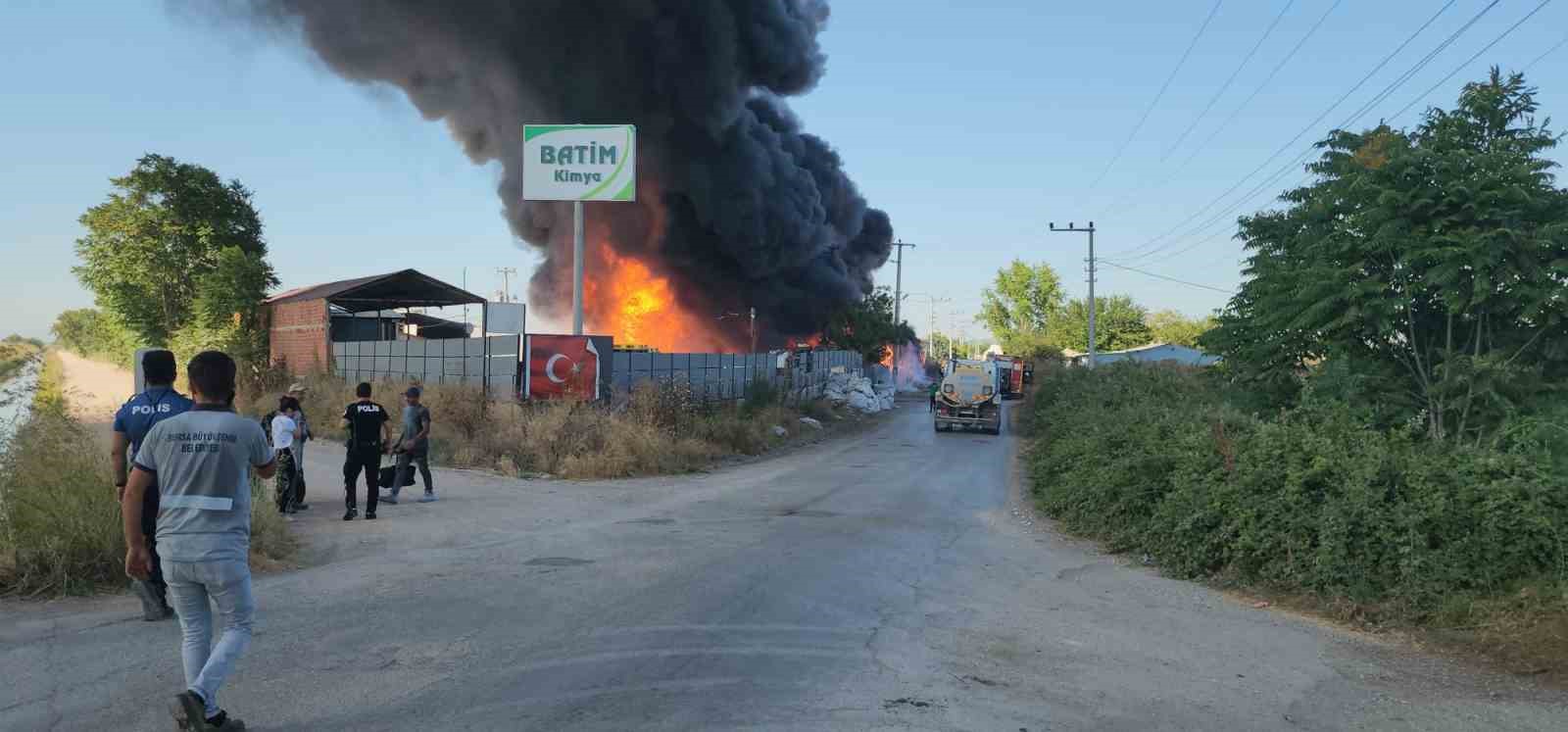 Plastik fabrikasında büyük yangın