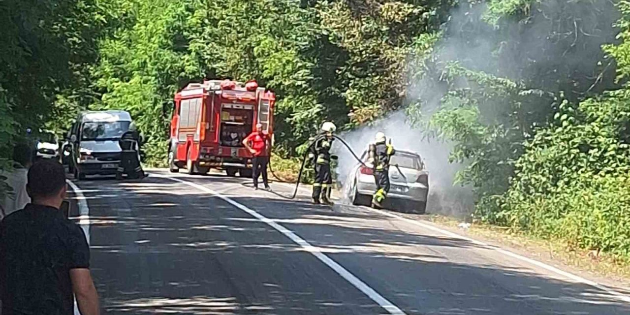 Otomobil alev alev yandı