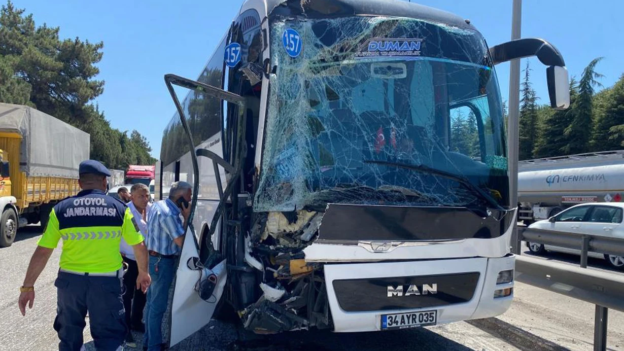 TEM'de 2 tır ve yolcu otobüsü kaza yaptı: 1'i ağır 3 yaralı