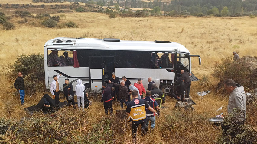 Düğüne gidenleri taşıyan midibüs devrildi: Çok sayıda yaralı var