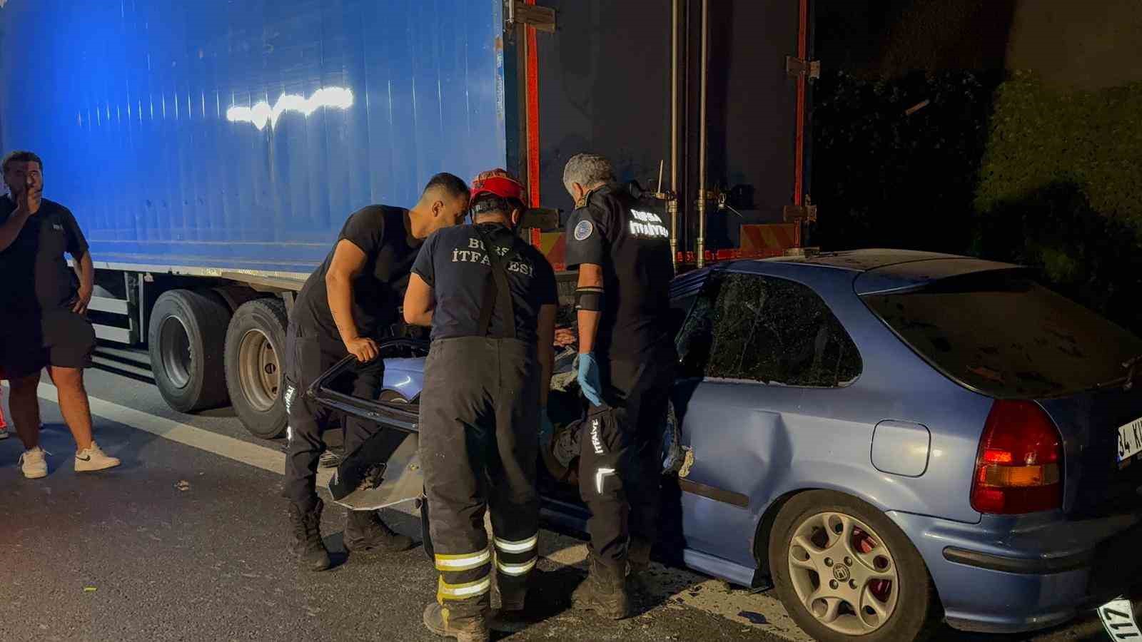 Otomobil kamyona çarptı: 1 ölü, 1 yaralı