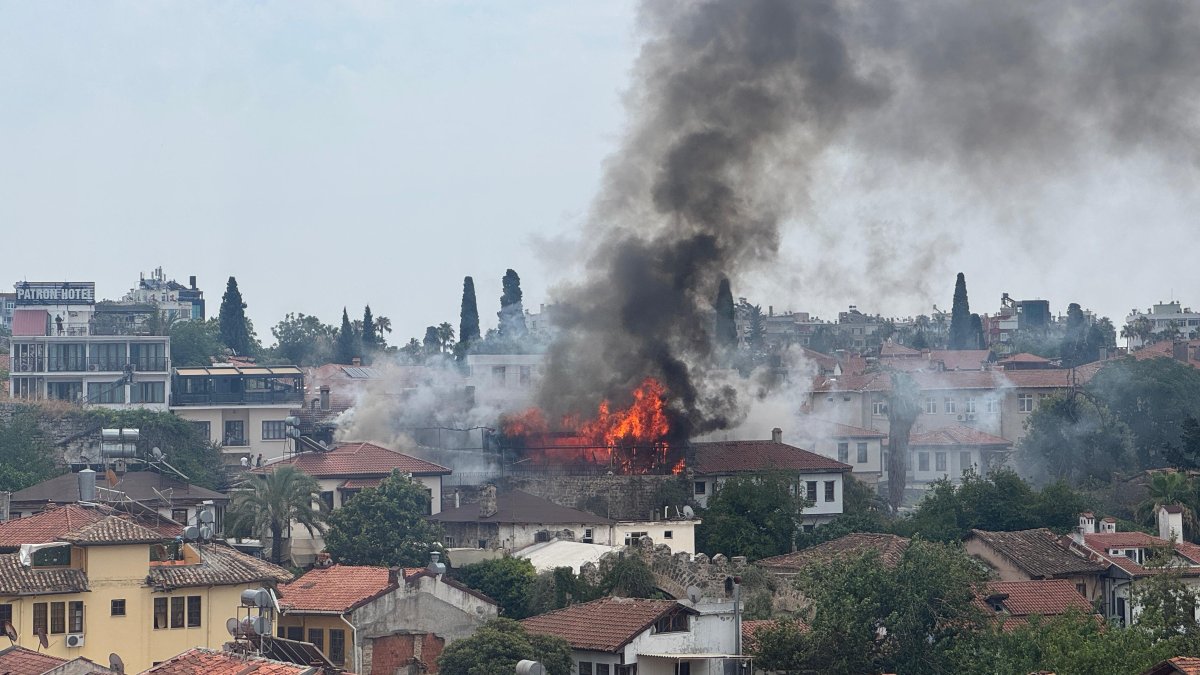 Antalya Kaleiçi'nde otel yangını