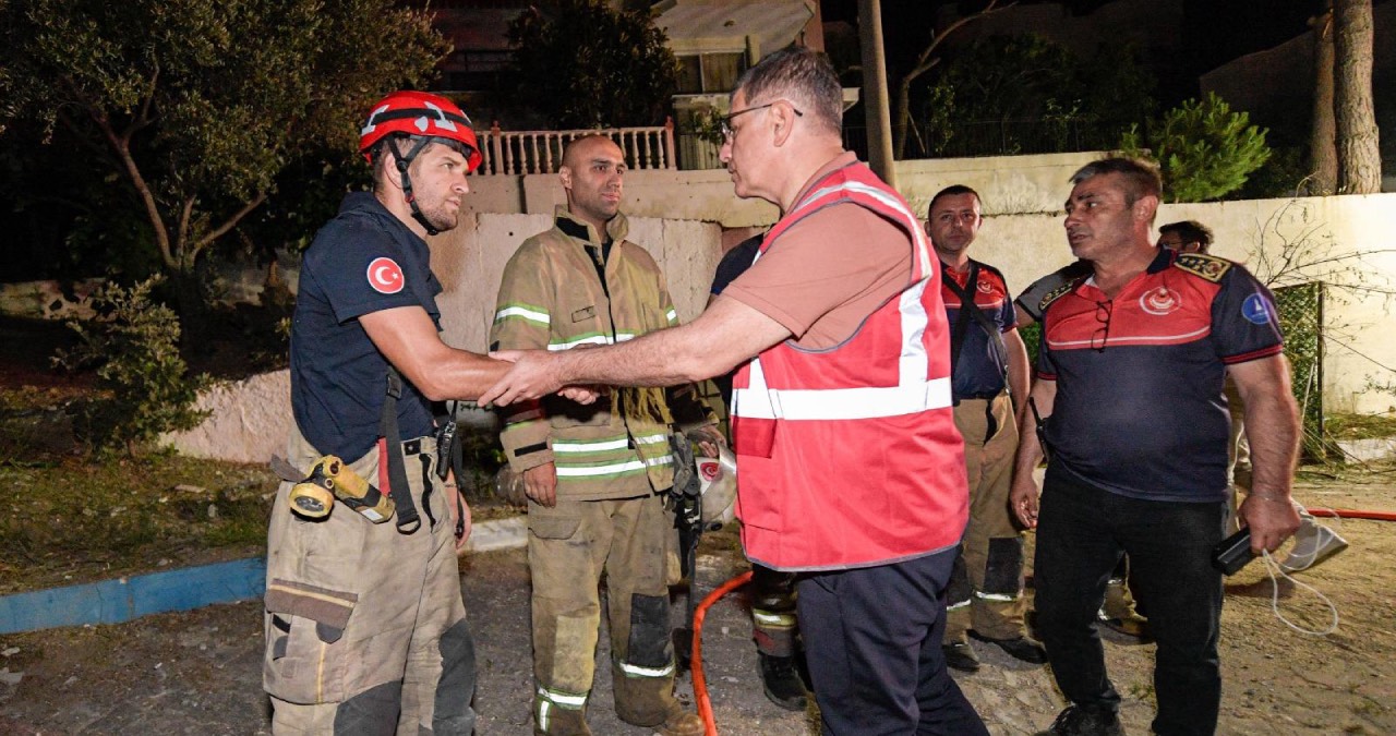 Başkan Tugay: “Bu evler yanmadıysa onlara borçluyuz”