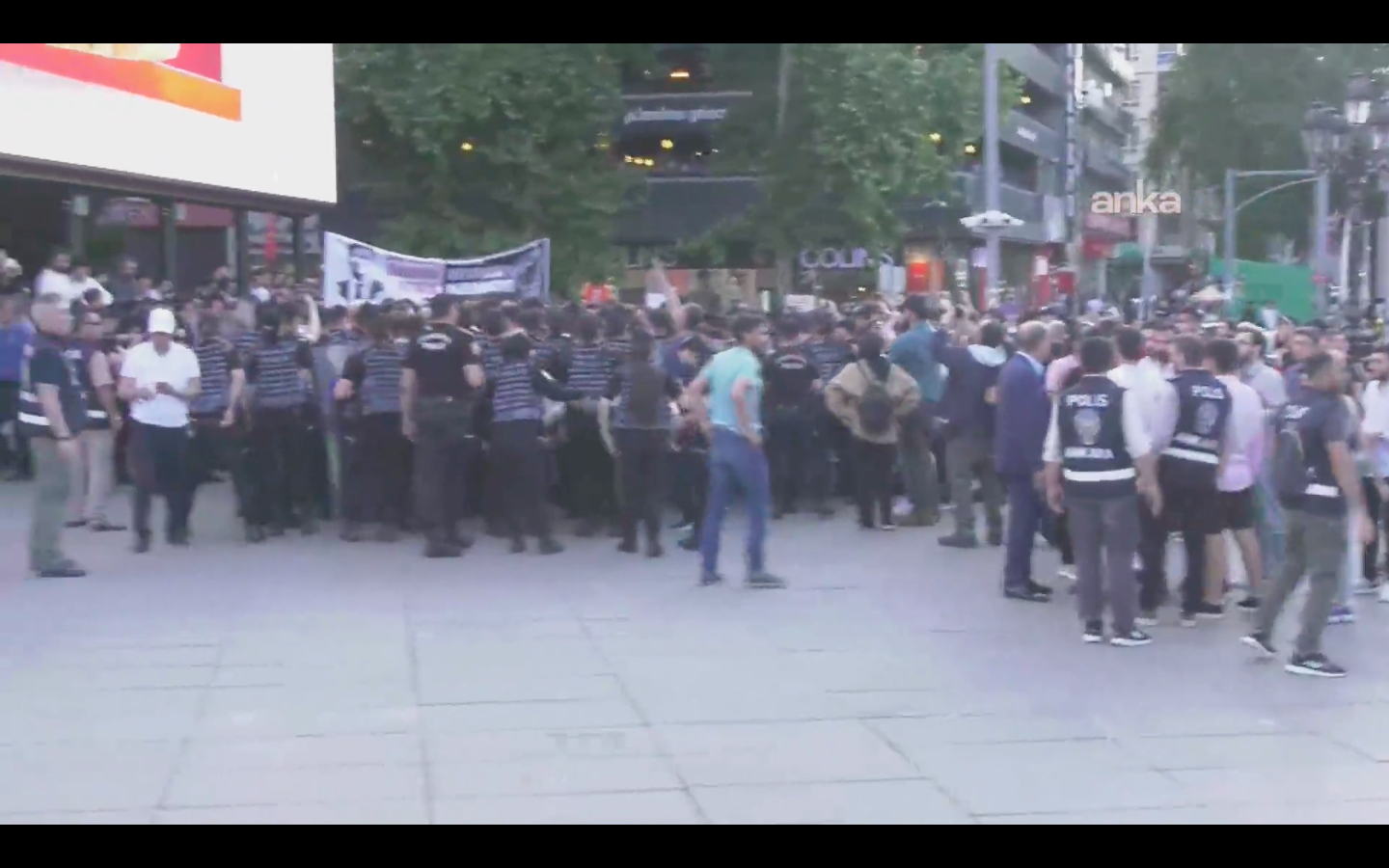 CHP Gençlik Kolları'nın yürüyüşüne polis ablukası!