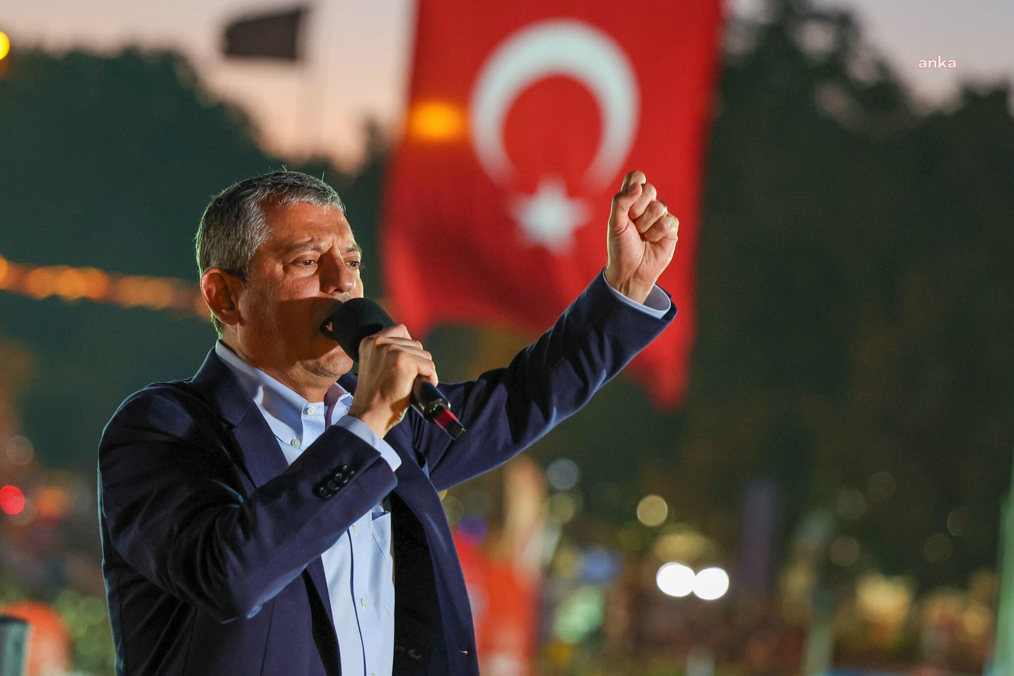 Özel’den İzmir'deki gözaltılarına tepki: “Bu devasa operasyon algı için mi?”