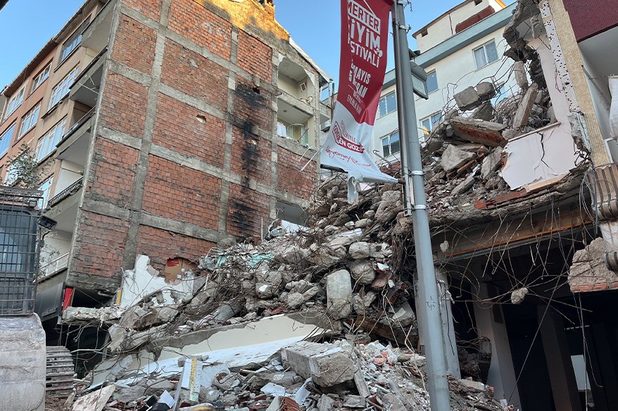 İstanbul'da şoke eden olay: Binanın 4. ve 5. kat duvarlarının olmadığı fark edildi