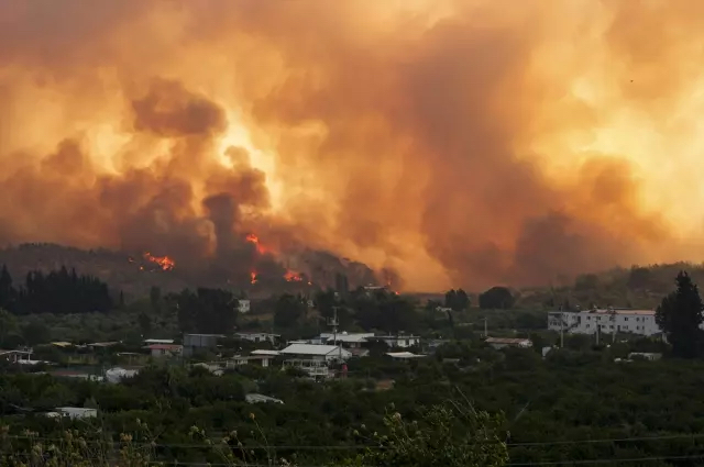 Çeşme’de alevler dinmiyor! Yangın Urla’ya sıçradı, mahalle tahliye edildi