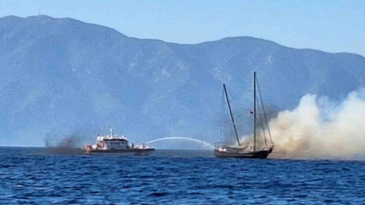 Bodrum açıklarında yanan tekne battı: 13 kişi kurtarıldı