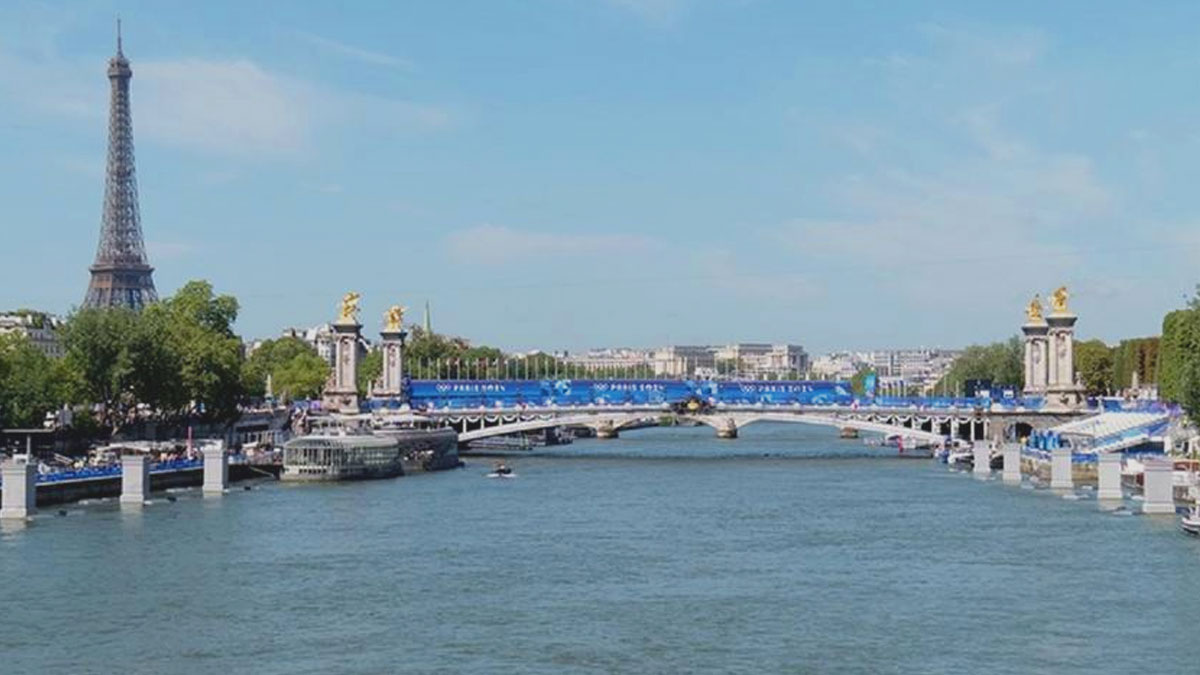 Paris'teki Seine Nehri 100 yıl sonra yüzmeye açıldı