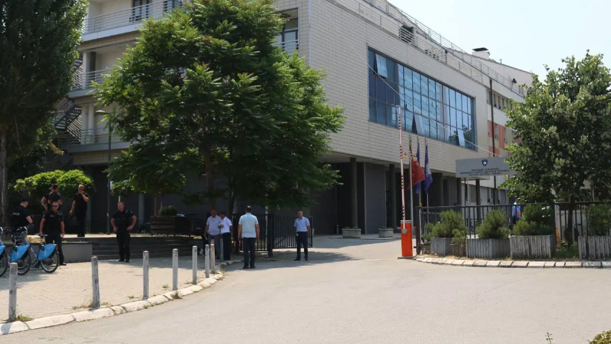 Kosova Meclisi'nde bomba alarmı: Bina tahliye edildi