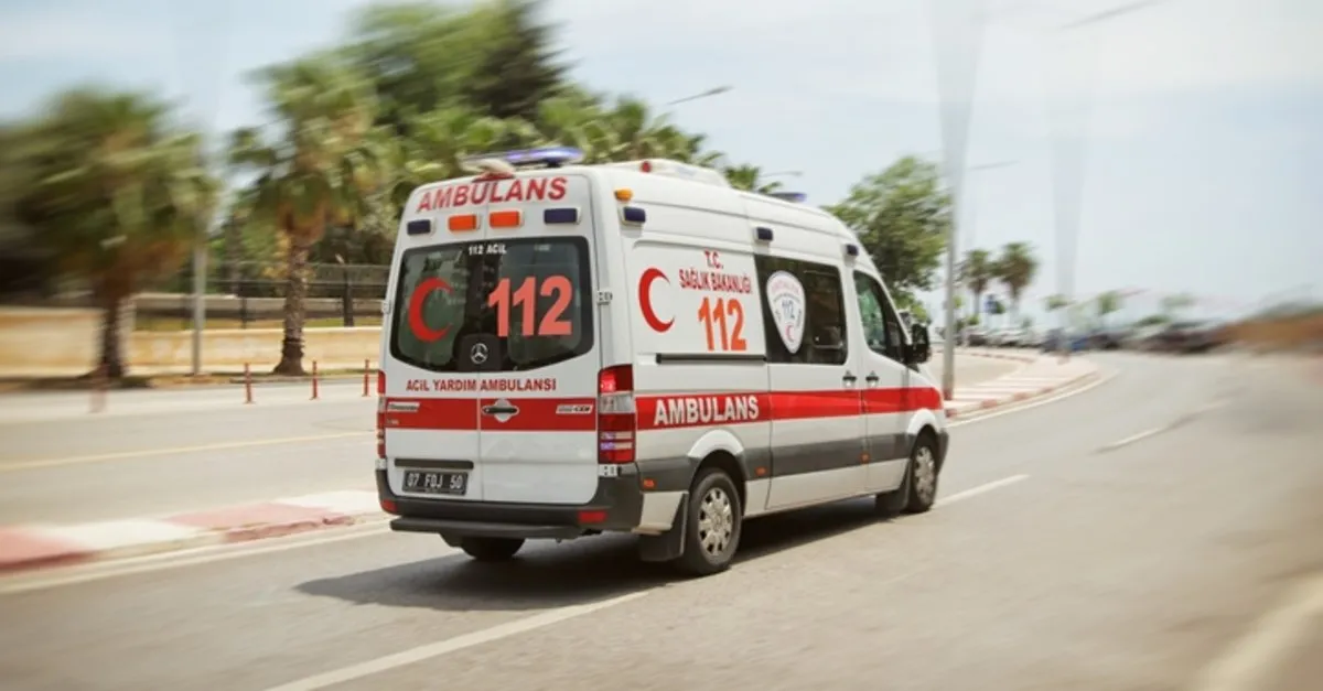 Otomobil ile motosiklet çarpıştı: 1'i ağır 3 yaralı