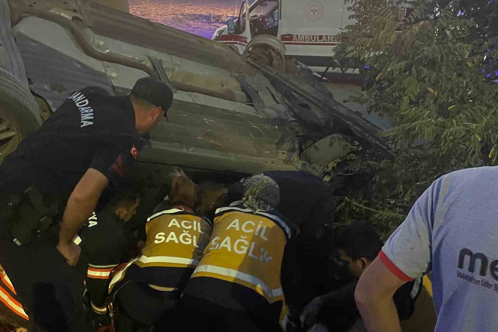 Kamyon ile otomobil çarpıştı