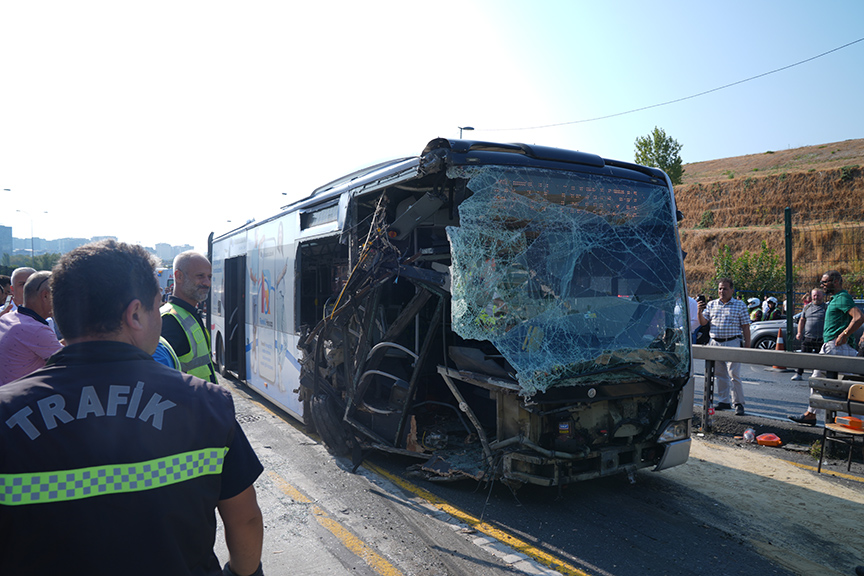 Sefaköy'de metrobüs kaza yaptı: 3'ü ağır 10 yaralı