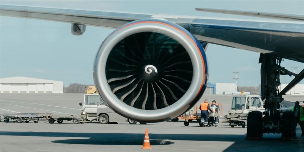 İtalya'da kan donduran olay: Taksi uçağının motoruna kapıldı, olay yerinde can verdi