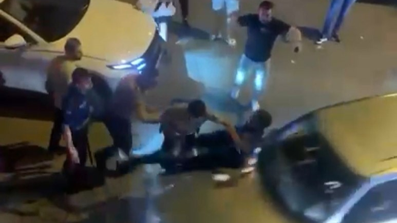 Bursa'da ortalık karıştı: Firariyi korumak için polisleri araçla ezdi