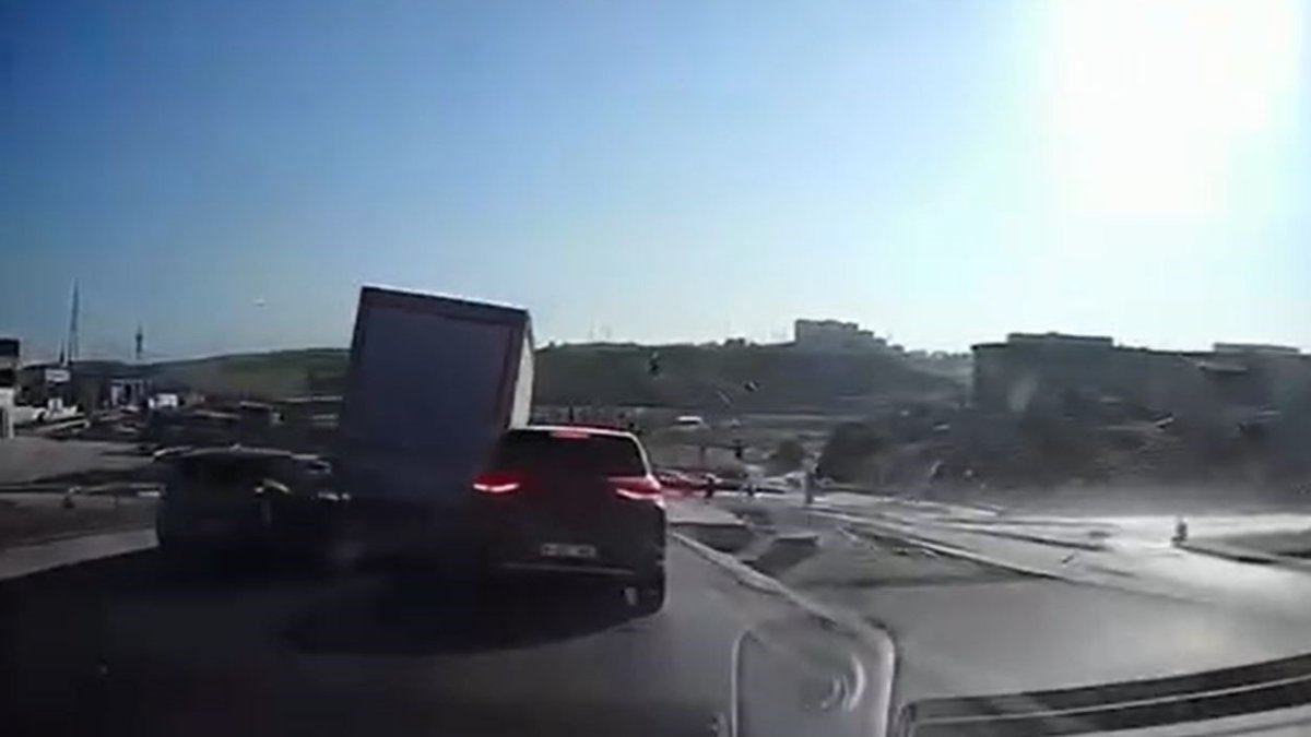 Başakşehir’de 10 araçlık zincirleme kaza kamerada