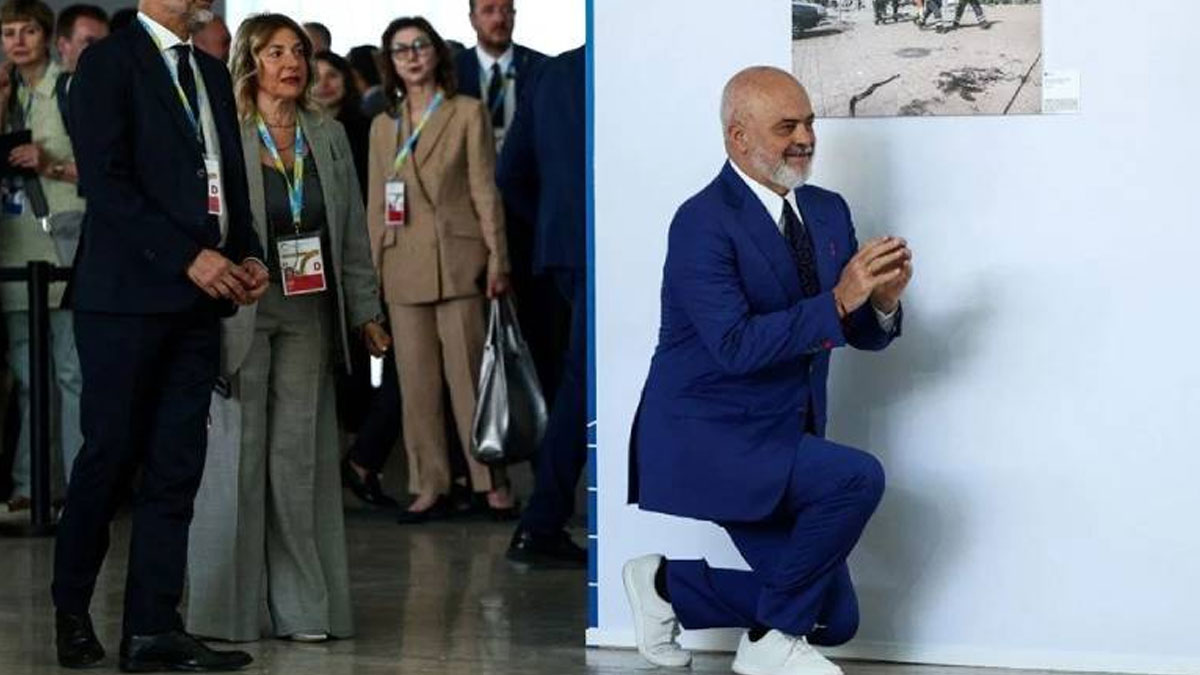 Arnavutluk Başbakanı Rama, Meloni'yi yine diz çökerek selamladı!