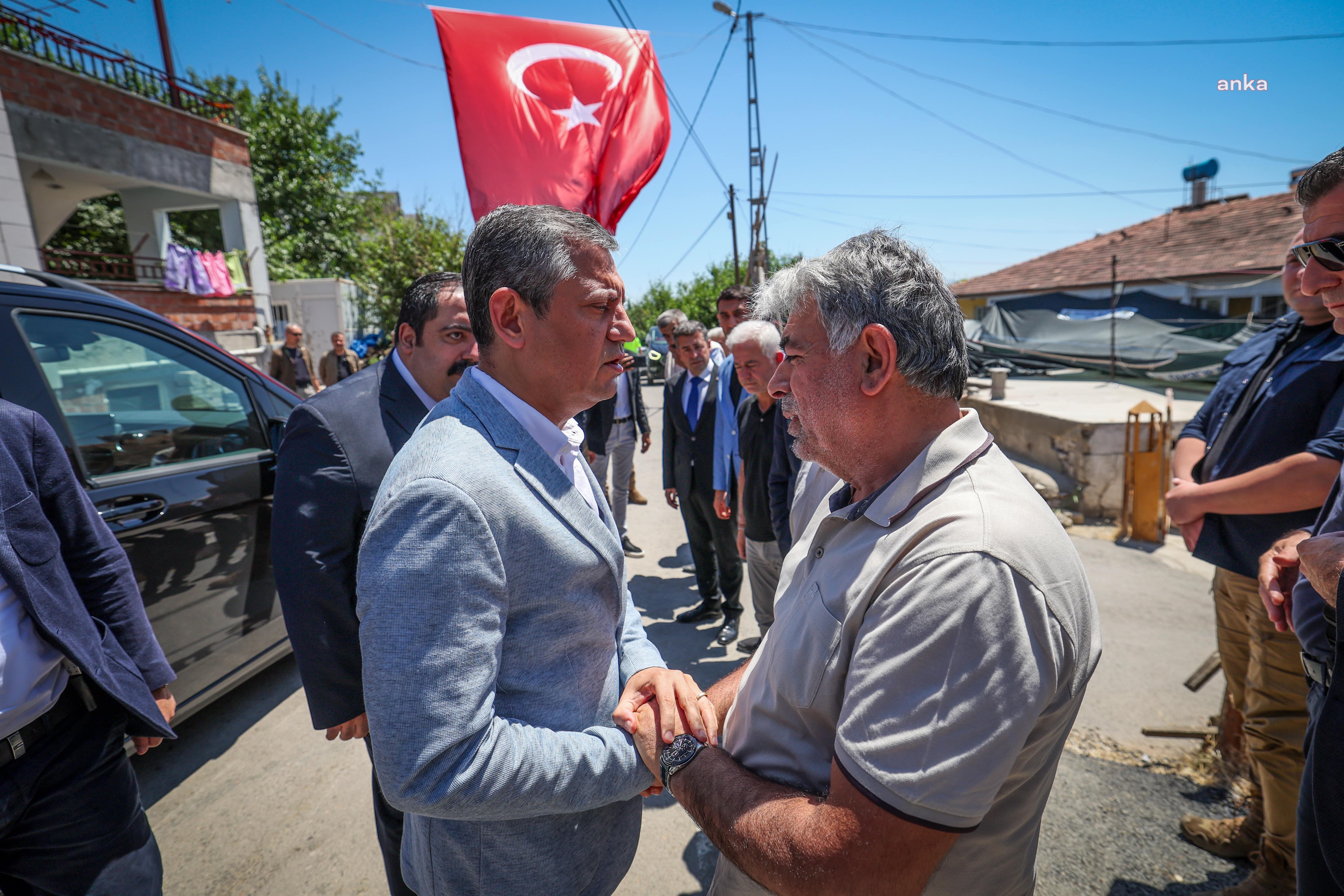 CHP lideri Özgür Özel’den şehit Teğmen Furkan Sert’in ailesine ziyaret