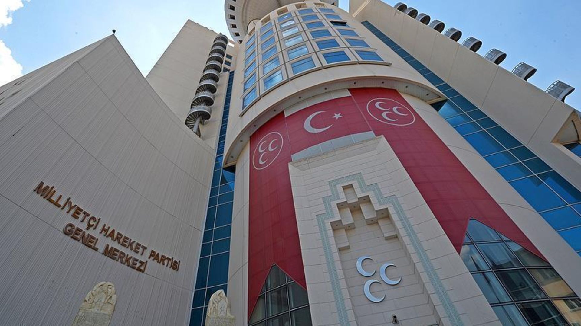 MHP'li isim 'Bebeğe kurşun sıkanlarla bir oldunuz' diyerek isitifa etti
