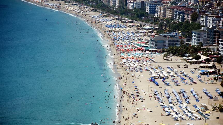 Antalya’da turizmde tarihi gün: 100 bini aşkın yabancı tek günde geldi
