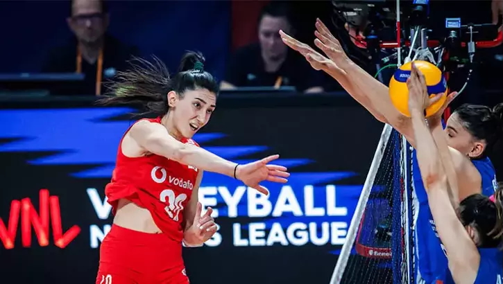 Filenin Sultanları Sırbistan'a 3-0 mağlup oldu