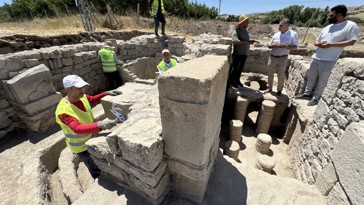 Elazığ'da fidan için kazdılar: 1700 yıllık medeniyete rastladılar